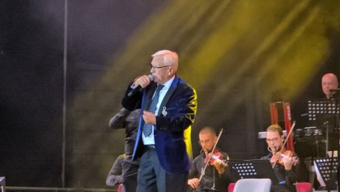 У 82. ГОДИНИ ЖИВОТА: Миланче Радосављевић није могао да одбије публику (ФОТО)